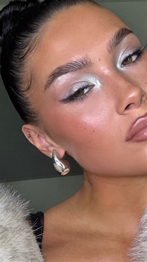 Alexis Braun on Instagram: "90s ice princess makeup❄️🥶🤍 @maccosmetics #ad #MACdazzle #iceprincessmakeup #makeuptutorial"