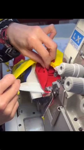 HYSTERIC MINI CREATE(ヒステリックミニ) on Instagram: "＜袖と身頃縫い合わせ＞同じく袖を筒状にして袖ぐりをぐるりと縫い合わせます #ヒステリックミニ #ヒスミニ #HYSTERICMINI #MADEINJAPANWEAR #日本製の子供服ブランド"