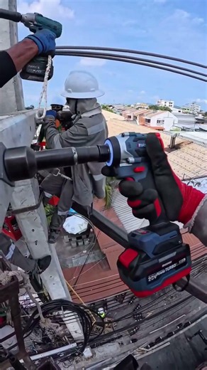 😱 How Linemen Install High-Voltage Power Lines at Extreme Heights