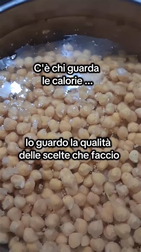Maria Michela Lattanzio|Sostenibilità | Ammollo. Attesa. Cura. Amore. Scegli di dedicarti al processo. E in quel processo conta tutto: l’acqua viva che li nutre, l’aglio,... | Instagram
