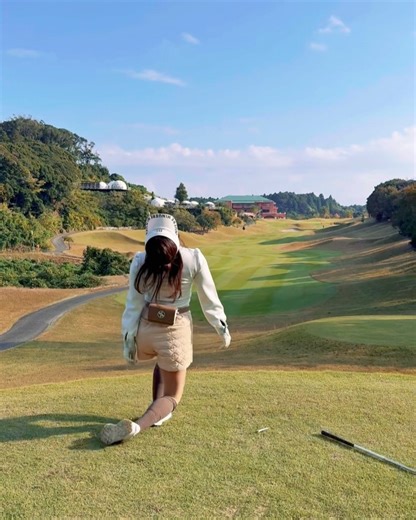 安藤京香 on Instagram: ". MINUERE @minuere_golf コンペに参加してきた！！ 右に重いくらい好かれすぎて困った日🤦‍♀️ でも地道に自己ベストやったからまあよしで！ ⁡ ⁡ウェアも衣替えして 温かいけど可愛くて最高💛💛 ⁡ こっからの季節も休まず頑張るぞー！！ ⁡ 集合写真カメラマン @peta_murata @guynstagram07 ゴルフ場 @camelresort ⁡ #ゴルフ #コンペ #minuere #ゴルフウェア ⁡ ┈┈┈┈┈┈┈┈┈┈ いつもコメントありがとう💛💛 コメントでちょこちょこ突っ込んでいくのが最近のハマり！ いっぱい書き込んでいってねー！！💬✨ フォローまだの方は是非してって😏▷▶▷ @kyoka_a.smiley - ̗̀ 𖤐꒰ঌ __________________________ ໒꒱𖤐 ̖́- ‎💗大人のファンサイト毎日投稿してます🫣 