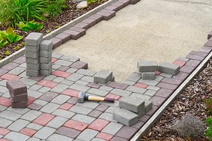 Gartenweg pflastern » Unterbau, Anleitung & Kosten