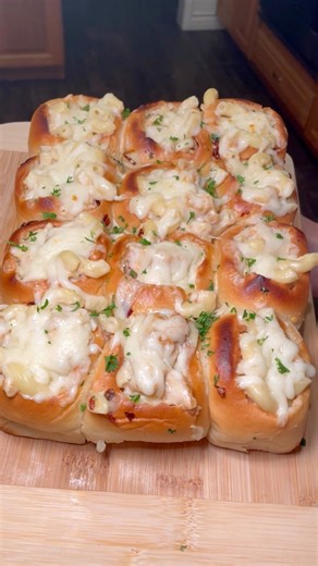 Chicken alfredo pasta stuffed rolls using King’s Hawaiian #grubspot | Grubspot.
