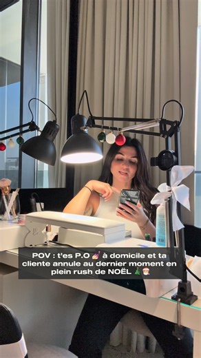 Melanie rigaux | formatrice onglerie & business on Instagram: "Une façon de relativiser ? 😃👀 haha moi c’était cookies et films de Noël 🎅🏼🎄 #nails #christmasnails #formationonglerie"