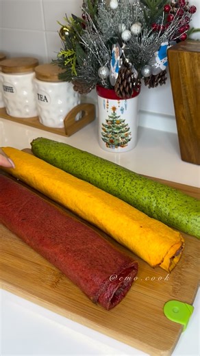 Эльмира П. on Instagram: "Доброе утро 🌞 Как вам мои радужные рулетики? #вкусно#готовка #готовимдома #tasty #cooking #рецепты #cook #food #выпечка #кулинария #рулетики"