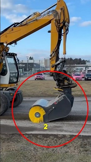 Genial! Bagger und Kehrmaschine in einem! 🚜🧹 #Baumaschinen #Innovation #Bagger