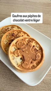 Ces gaufres c’est exactement le genre de recette que je fais quand j’ai envie de chocolat sans alourdir mon petit déjeuner. Sans beurre. Sans huile. Sans sucre ajouté. Mais moelleuses, gourmandes et surtout rassasiantes ! 🧇 Recette (6–8 petites gaufres) • 100 g de fromage blanc • 20 g de lait végétal • 2 œufs • 150 g de farine • 1 pincée de bicarbonate quelques gouttes de citron OU 1 cc de levure • De grosses pépites de chocolat ➡️ Mélange tout ➡️ Gaufrier bien chaud ➡️ 4–5 min ➡️ C’est prêt En
