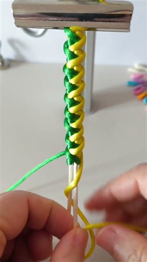 Instructions on how to tie a simple 2-color bracelet #diy #crafting
