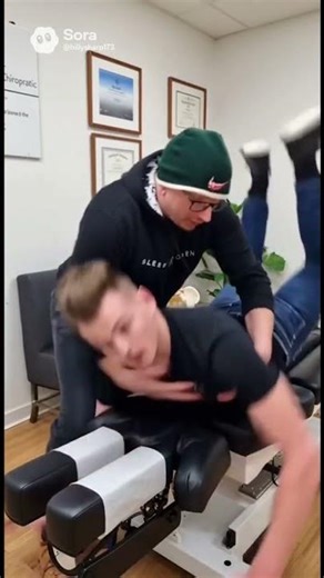 Chiropractor cracking client🤨
