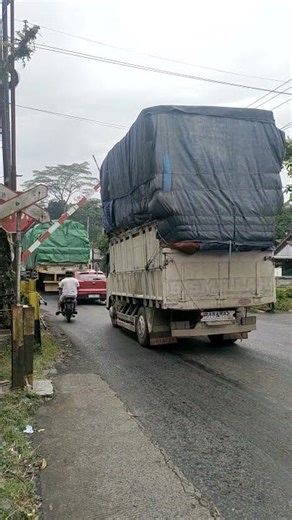 Pengemudi berlomba menerobos palang