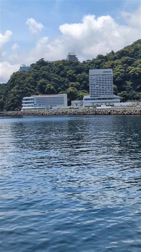 先日、初島から熱海に戻ってからついでに熱海城に行ってきました🏯海から見ても見応え抜群‼️入城料金が高いので外から見るだけでしたが、まさかの駐車料金も取られました（500円）猿回しも見られたのでお得かな