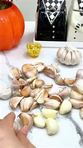 Clamping garlic cloves in specialized peeling tool for rapid skin removal without usingkitchen knife