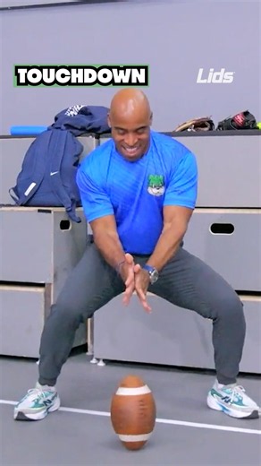 Tiki Barber doing his best Ronde Barber impersonation with this pick 6