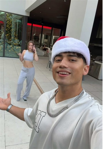 👀 | fuerza regida concert couple caught