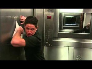 Pegadinha no Elevador - Caixão - Extremely Scary Corpse Elevator Prank in Brazil