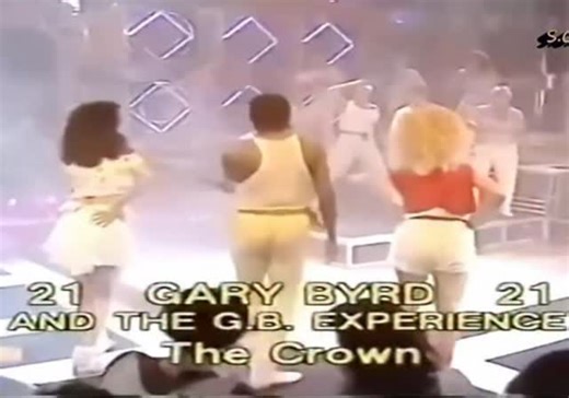 📼 Flashback Rewind 1983 👇📖 🇺🇸👑 Gary Byrd & The G.B. Experience — “The Crown” (Extended Version) “Every man wears a crown… some just don’t know it yet.” 👑🔥 This joint sits right in that sweet spot where early hip-hop was still tied to spoken word, funk, and real-life gems. Gary Byrd wasn’t just rapping—he was dropping game. “The Crown” hits like a reminder to carry yourself with pride, purpose, and backbone… even when nobody’s clapping for you yet 🎧🖤. And that extended version? It lets 