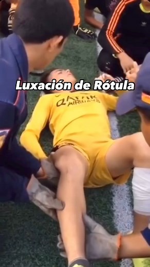 LUXACIÓN DE RÓTULA 💥 Ocurre cuando la rótula se desplaza fuera de su posición normal, generalmente hacia el lado externo de la rodilla. Es común en jóvenes que practican deportes y puede ser causada por un trauma directo, movimientos bruscos, o anomalías anatómicas. (Siempre realizar maniobras de reducción por un profesional) | Roy Mata Paramedic