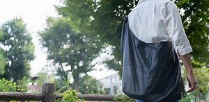 面倒なメンテナンスなしで高級感が持続。洗える大容量レザーバッグが優秀