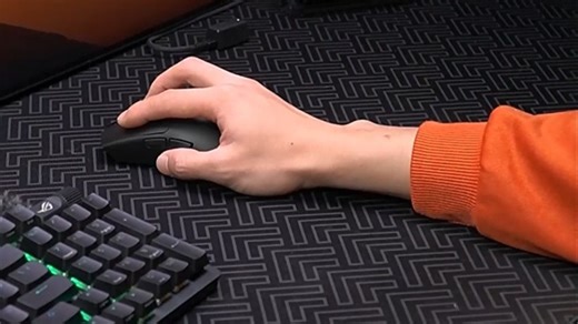 电竞玩家必备游戏鼠标，精准操控+舒适手感，长时间打游戏也不累，实战体验超爽