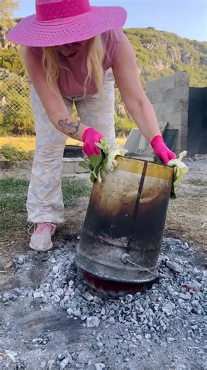 Ayten Yıldız on Instagram: "🍀Tenekede tavuk evde fırında🍀 🪻 1800 gram bütün tavuk✔️ Meditasyon için 🪻 yarım çorba kaşığı domates salçası✔️ 🪻 1 çorba kaşığı yoğurt✔️ 🪻1 tatlı kaşığı kırmızı toz biber✔️ 🪻1 çay kaşığı kekik✔️ 🪻1 çay kaşığı kimyon✔️ 🪻1 çay kaşığı köri✔️ 🪻2 diş sarımsak✔️ 🪻 yarım çay kaşığı karabiber 🪻1 bir çay kaşığı Kayatuzu✔️ 🪻3 çorba kaşığı zeytinyagı✔️ 🍀 sebzeli alt harç için🍀 🪻 1 adet orta boy patates✔️ 🪻1 adet büyük domates✔️ 🪻1 kapya biber✔️ 🪻1 kabak✔️ 🪻10