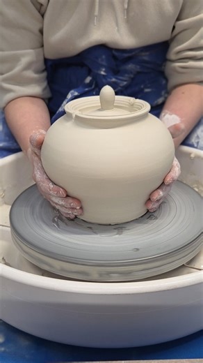 Learn how to make jars with @nadiajonesstudio. Nadia has ONE space left on a 5-7 pm, level 2 wheel course starting tonight where the focus is on learning how to make lidded jar forms. Time and date doesn't suit? We will have alternative options in 2026, too. In this video, Nadia uses a porcelain clay body to throw a large lidded jar. #potterystudio #potteryclass #glasgowpottery #ceramics #tutorial #potterytutorial #demo #potterydemo #porcelain | The Craft Pottery Studio