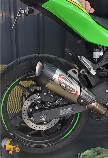 Un video distinto, cambiando el tubo de escape de mi bebé con los mejores #bikerschilenos #moto #fyp #chile #escape
