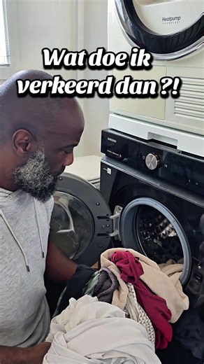 Ik dacht: ach, wit en kleur kan best samen. Scheelt weer een wasbeurt. In mijn hoofd was het logisch. In haar hoofd was het vragen om problemen. Dus ja… ik heb ze samen in de machine gegooid. En ja… ik kreeg daar meteen commentaar op 😅 Na al die jaren samen weet ik één ding: helpen is goed bedoeld… maar niet altijd goed uitgevoerd. #RelatieHumor #Herkenbaar #LangSamen #ManEnVrouw #Zelfspot