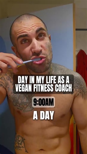 Day in my life as a vegan fitness coach 💪 Follow for more behind the scenes of running a vegan fitness business! #veganfitness #veganbodybuilding #calisthenics #plantbasedfitness