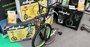 Sbyke scooter-bike-board slaloms the crowds in London