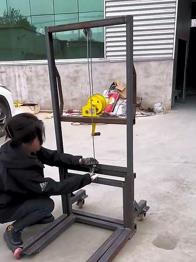 Portable And Adjustable Hand Operated ForkLift[DIY]