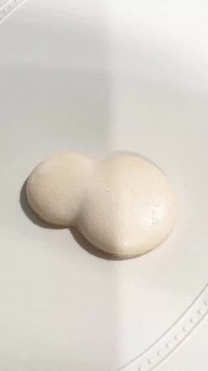 Let’s make the cutest snowman macaron together! ⛄️ He’s cute, adorable, and extra sweeeet — the perfect little treat for the season. Join the fun and bring your Christmas creations to life! ✨ #mactutorial #macaronclass #perthbaker #christmasbaking #snowmanmacaron #bonjourcakesnmacarons | Bonjour Cakes & Macarons