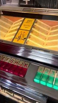 Beautiful 1959 Seeburg Model 222 Jukebox