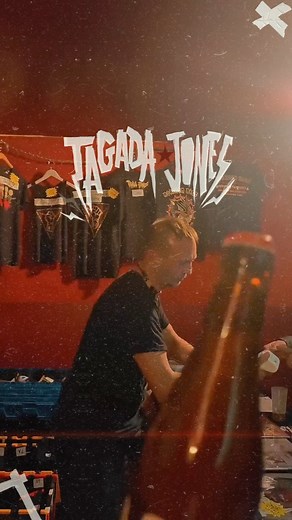 TAGADA JONES (Officiel) en show, c’est toujours de la folie 💥 Et ce n’est pas uniquement que grâce aux membres du groupe ! Oui, oui, on parle bien de vous et de votre engagement sans précédent 🤘 Merci à @mae.chaton pour les images 🎥 | Label AT(h)OME