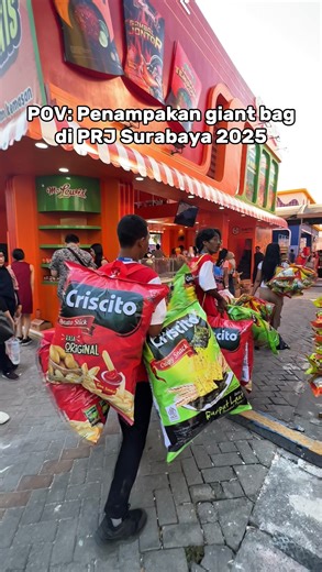 Kuliner Surabaya | Nongkrong Surabaya on Instagram: "KALIAN NGINCER TAS YANG MANA??😍 Harus gercep kalo mau beli giant bag ini, beberapa tenant stocknya limited banget tiap harinya😅 #rekomendodo #prj #prjsurabaya #lifehacks #pekanrayajatim #parody #fyp #viral #trend #videolucu #komedi #comedy #rekomendodo #reels #dagelan #akhirbulan #reels #reelsinstagram #makan #makanan #makananenak #viralvideo #foodie #foryou #trend #reelitfeelit #trending #instagram #indonesia #mood #reelsvideo #janganlupama