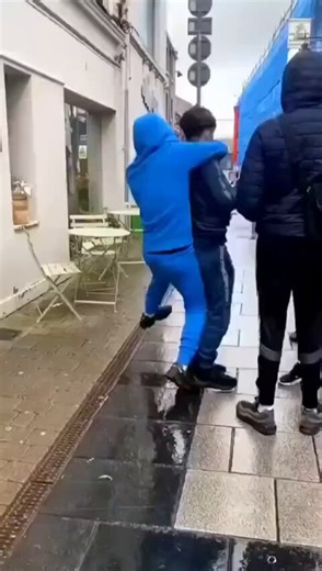 ¡LES BORRARON LA SONRISA! 🤡Disfrutaban golpeando al chico solo, pero la risa les duró hasta que aparecieron los amigos.