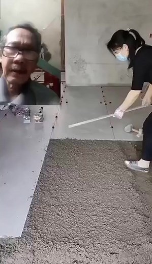 176K views · 1K reactions | Pekerja Perempuan Dengan Skil Dewanya Memasang Granit #pasanggranit | Raden Robiana | Facebook