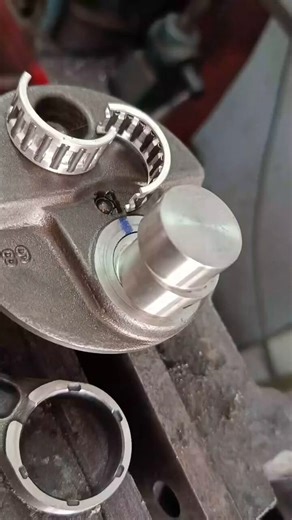 Apply oil before installing the piston rod bearing