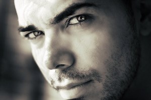 Regard appuyé d'un homme ou l'importance du eyes contact - Parler d'Amour