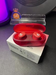 beats solo buds最新测评 #beatssolobuds #好物推荐🔥 #超便宜超划算 Beats Solo Buds 是一款真无线耳机，根据最新的评测，以下是一些关键点：- 价格：Beats Solo Buds 的售价为699元。- 设计：耳机和充电盒都非常小巧，便于携带，充电盒设计简约，有标准的Type-C接口。- 佩戴舒适感：提供了4种尺寸的耳塞套，符合人体工学设计，适合不同耳形，佩戴舒适。- 音质：每只耳塞配备了双层传感器驱动，背部有激光切割的通风孔，提供高保真音效，尤其低音表现沉稳。- 降噪功能：没有主动降噪功能，但通过合适的耳塞可以实现被动降噪。- 通话质量：即使没有主动降噪，通话降噪效果明显，五个麦克风采用波束成形技术，提供清晰的通话质量。- 续航能力：耳机本体续航可达18小时，充电盒可以额外充电两次，支持Fast Fuel闪充技术，5分钟充电可使用1小时。- 兼容性：Beats Solo Buds 能够完美融入苹果生态，安卓用户通过下载Beats App也能实现主要功能。- 颜色选择：提供了黑、紫、红、灰四种配色，并赠送6个月的Apple Music试听资