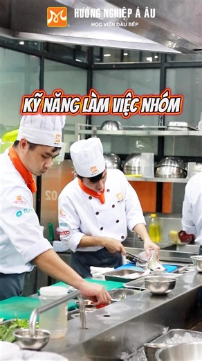 🔸 Trong môi trường bếp chuyên nghiệp, kỹ năng nấu ăn là nền tảng, nhưng kỹ năng mềm mới là yếu tố giúp đầu bếp phát triển bền vững và tiến xa trong sự nghiệp. 🔸 Một người đầu bếp giỏi không chỉ biết chế biến món ăn ngon, mà còn phải nắm vững các kỹ năng mềm như giao tiếp, phối hợp, quản lý thời gian, xử lý tình huống và dẫn dắt đội ngũ trong môi trường làm việc áp lực cao. 🔸 Đến với các khóa học nấu ăn tại Học Viện Đầu Bếp, học viên không chỉ được đào tạo kỹ thuật nghề mà còn được trang bị hệ