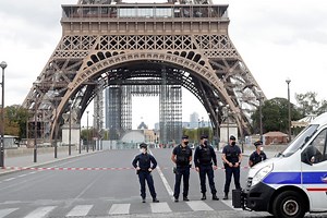 Eiffel Tower evacuated due to bomb threat, but no explosives found on site by police