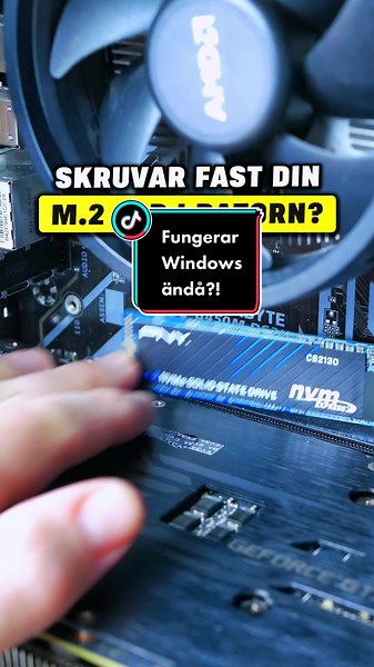 Vad händer om du inte skruvar fast din M.2 SSD i datorn? för att ta reda på vad som händer så låter vi helt bli att skruva fast enheten med windows 11 och sedan startar vi upp PCn och ser om vi får någon bild. Det visar sig att SSDn fungerar som vanligt och windows 11 verkar också fungera utan problem. Vad ska vi testa nästa gång? #FYP #Viral #PCbuild #PC