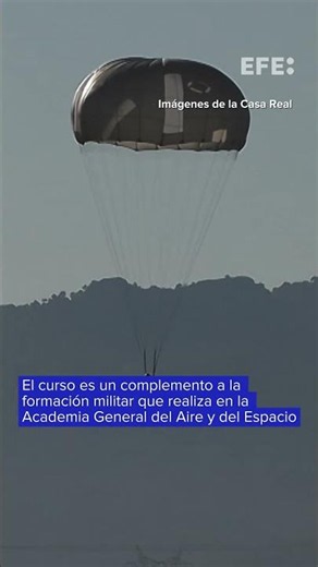 La princesa Leonor salta en paracaídas como parte de su formación militar