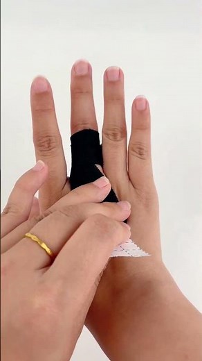 Kinesiology tape can relax soft tissue and prevent middle finger tenosynovitis.