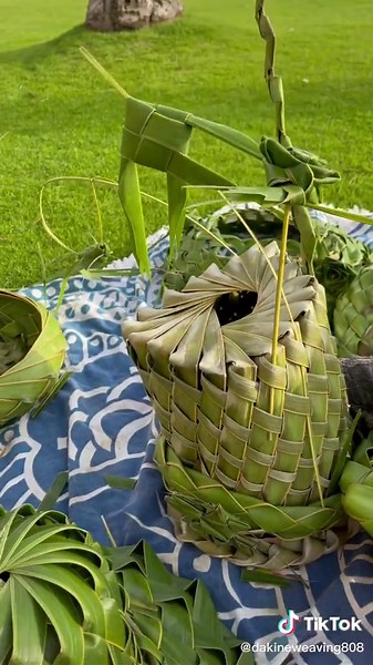 Professional weaver #weave #hawaiian #howto #coconut #weaver #rose #flower