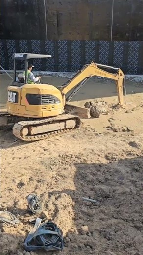 Life on the Edge! 🏗️⚠️ #Construction #Heights #IronWorkers #Engineering #ConstructionWorker #Shorts