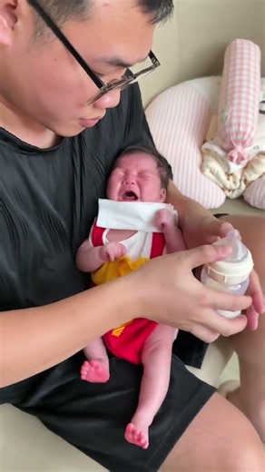 Dad Takes Over During Baby’s Milk Time 😄 #baby #babyfeeding #dadlife