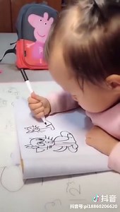 Cette petite fille dessine comme une vraie artiste