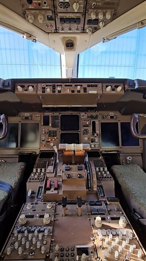 fox.mike.aviation on Instagram: "B757 - how to start an APU. . #boeing #aircraftmaintenance #maintenance #b757 #avgeek #avporn #boeing757 #aircrafmechanic #aircrafttechnician #europeanairtransport #pilotsneedsheroestoo"