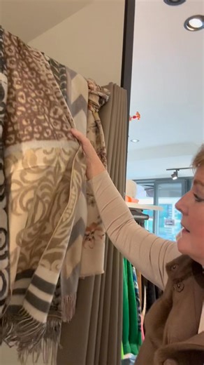 Sint-Kerst TIP .. sjaals div modellen en kleuren vanaf € 39.90 tot € 49.90 Doolhof Mode Volendam | Doolhof Mode